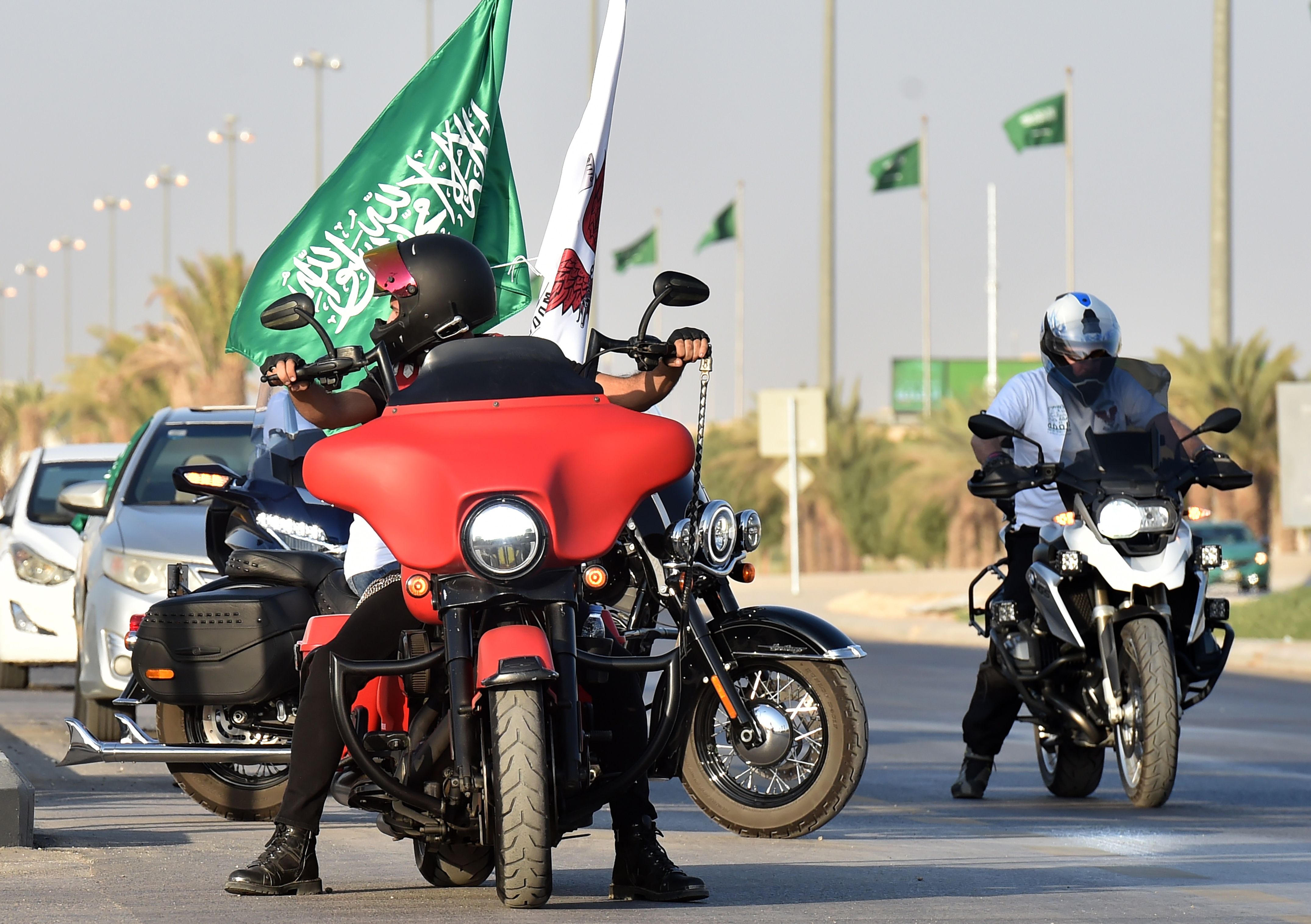 راكبو دراجات نارية يحتفلون باليوم الوطني الـ 90 بمسيرة في شوارع الرياض
