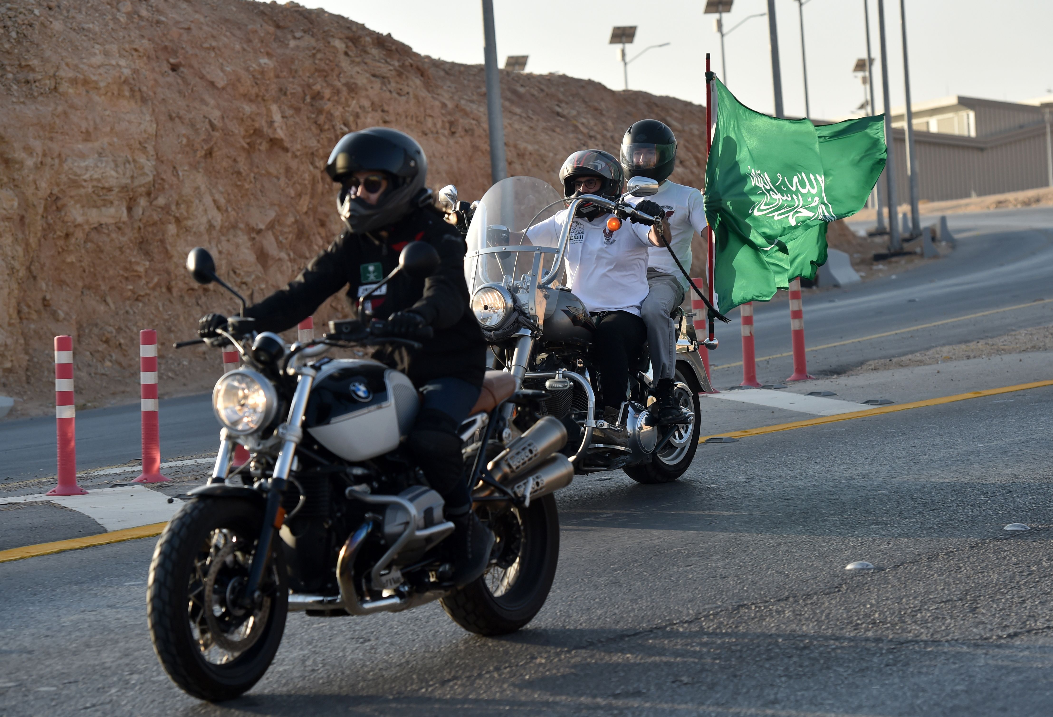 راكبو دراجات نارية يحتفلون باليوم الوطني الـ 90 بمسيرة في شوارع الرياض