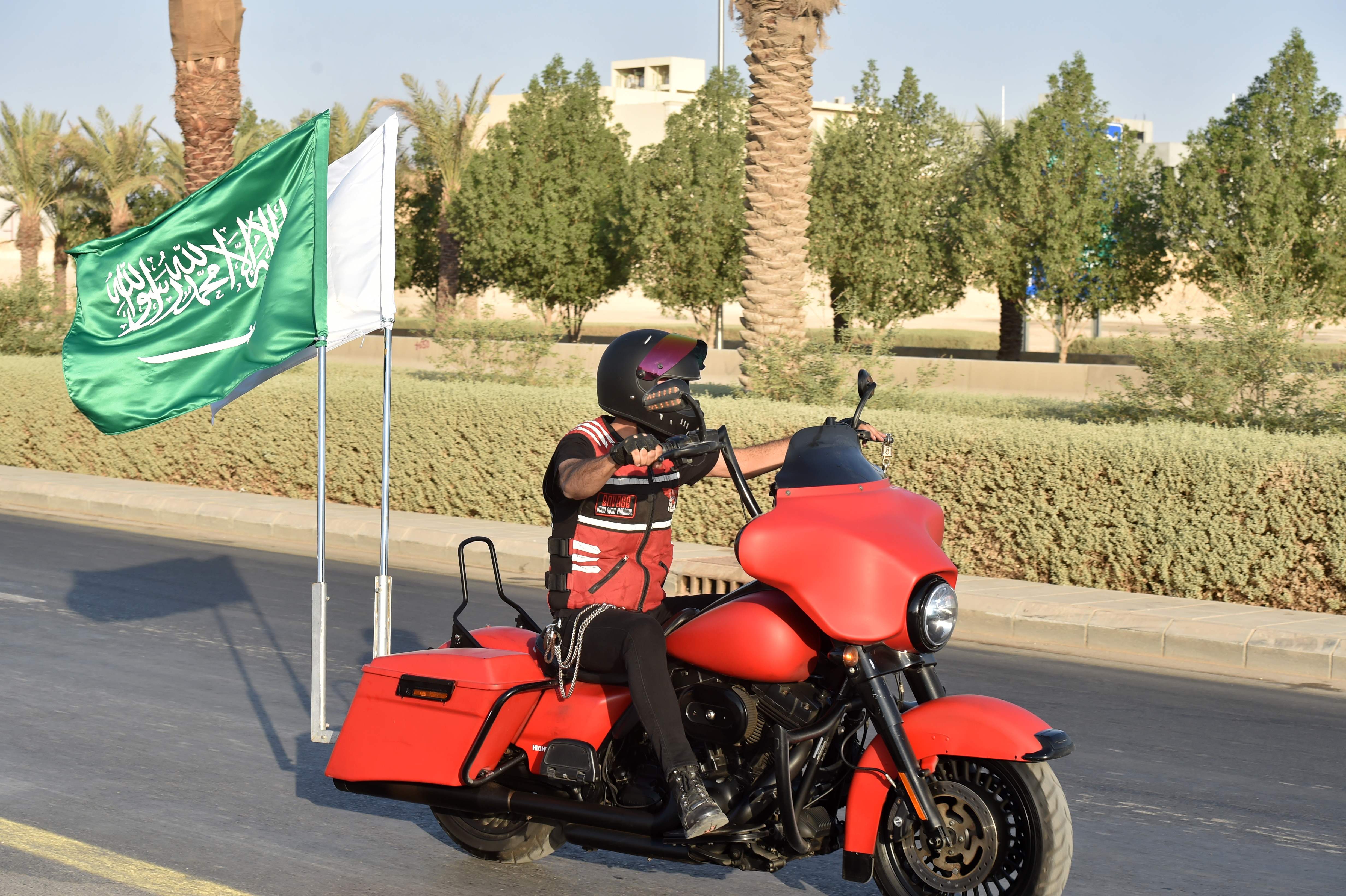 راكبو دراجات نارية يحتفلون باليوم الوطني الـ 90 بمسيرة في شوارع الرياض