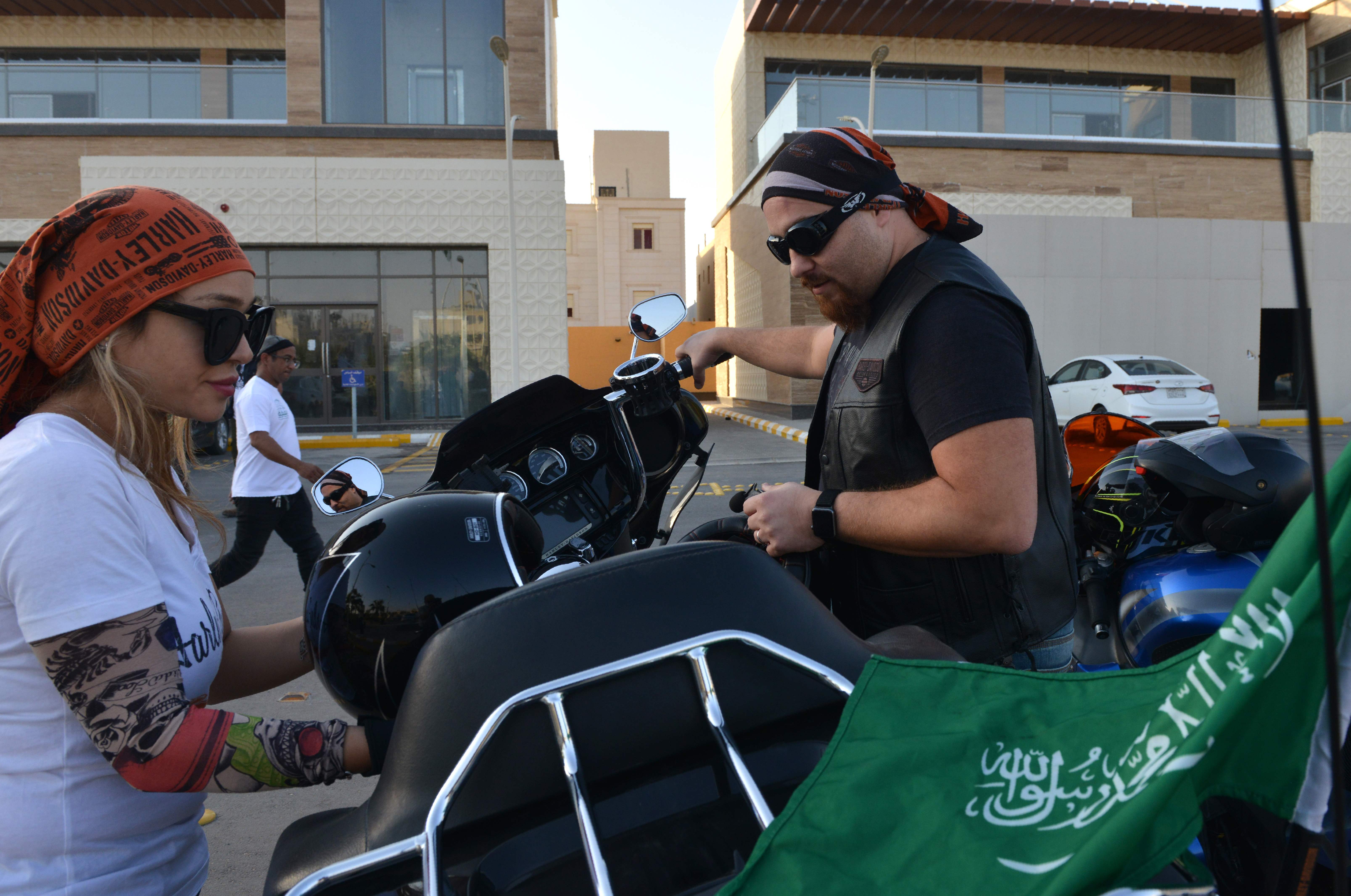 راكبو دراجات نارية يحتفلون باليوم الوطني الـ 90 بمسيرة في شوارع الرياض