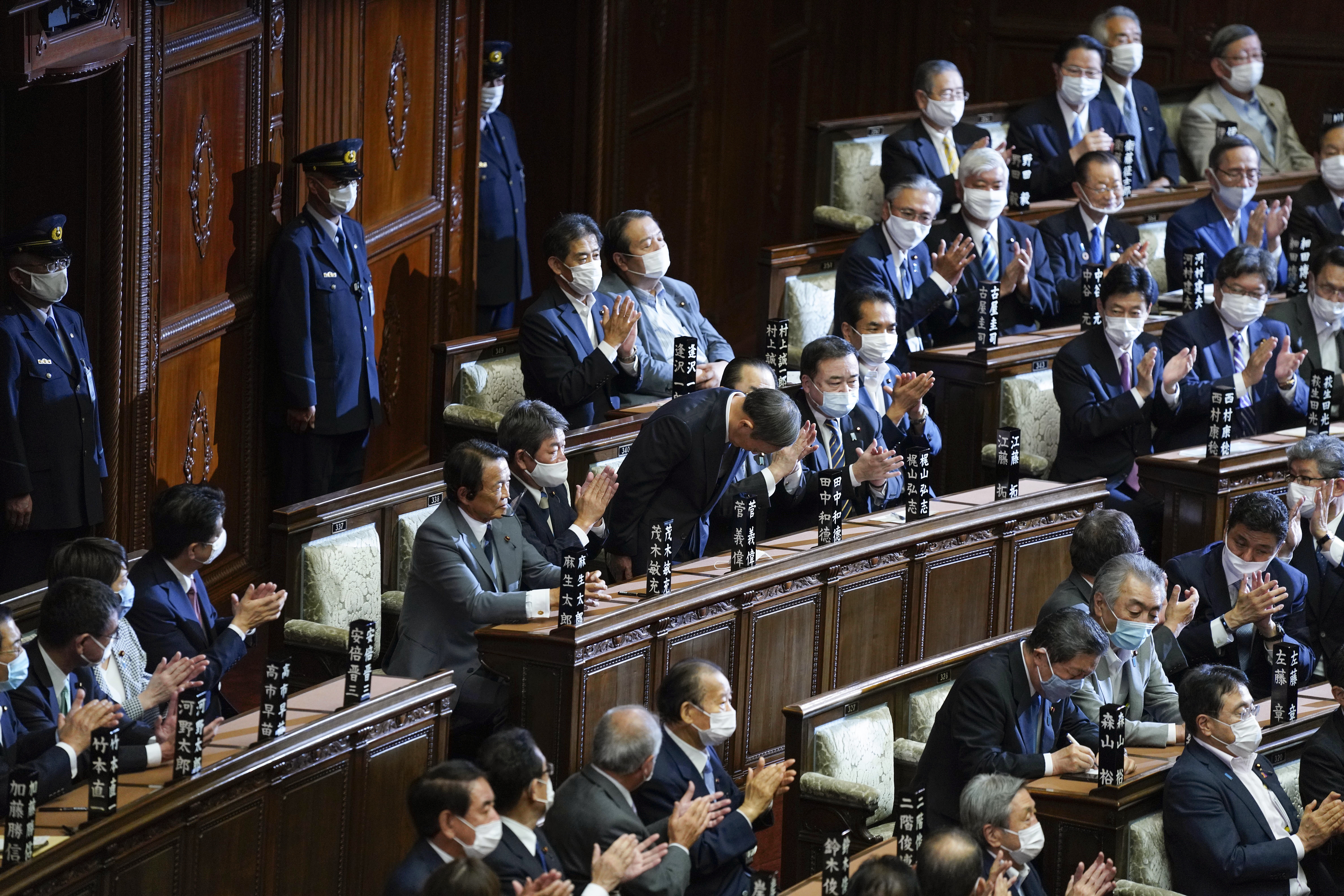 الحزب الحاكم في اليابان يتطلع لجذب شركات من هونج كونج