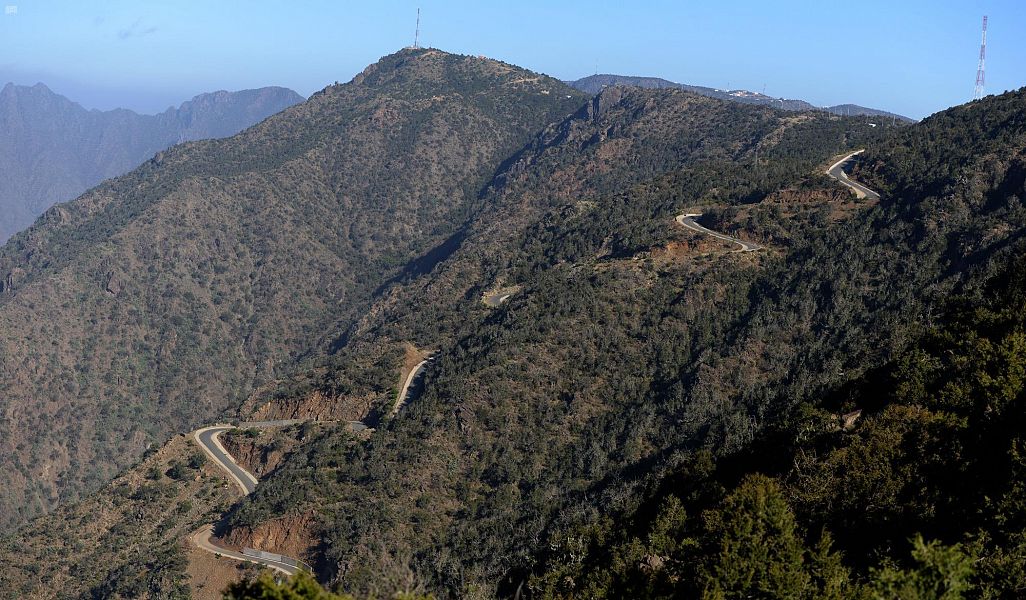 ستة آلاف كيلو متر تختصر قصة طرق عسير خلال ثمانية عقود