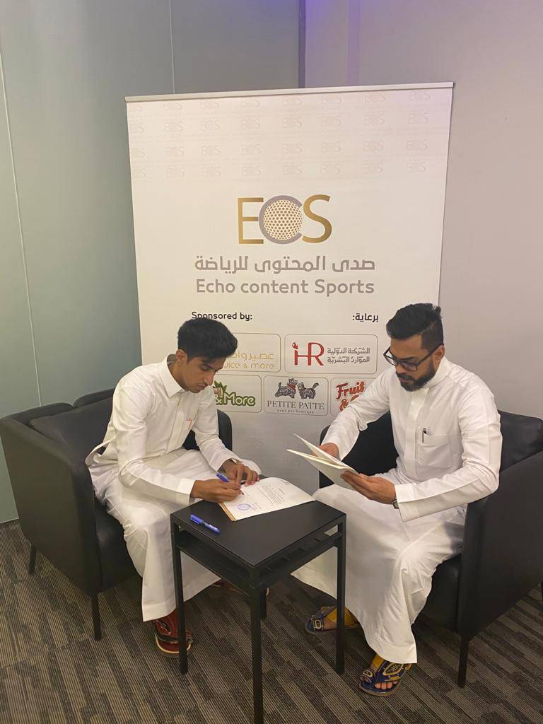 الجميعة لحظة توقيعه العقد مع المهدي.