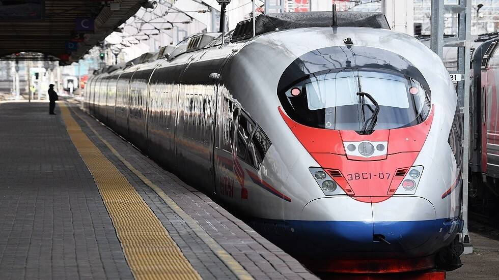 يقوم الذكاء الاصطناعي بتقييم الأوضاع ويرسل تنبيهات إلى سائق القطار.