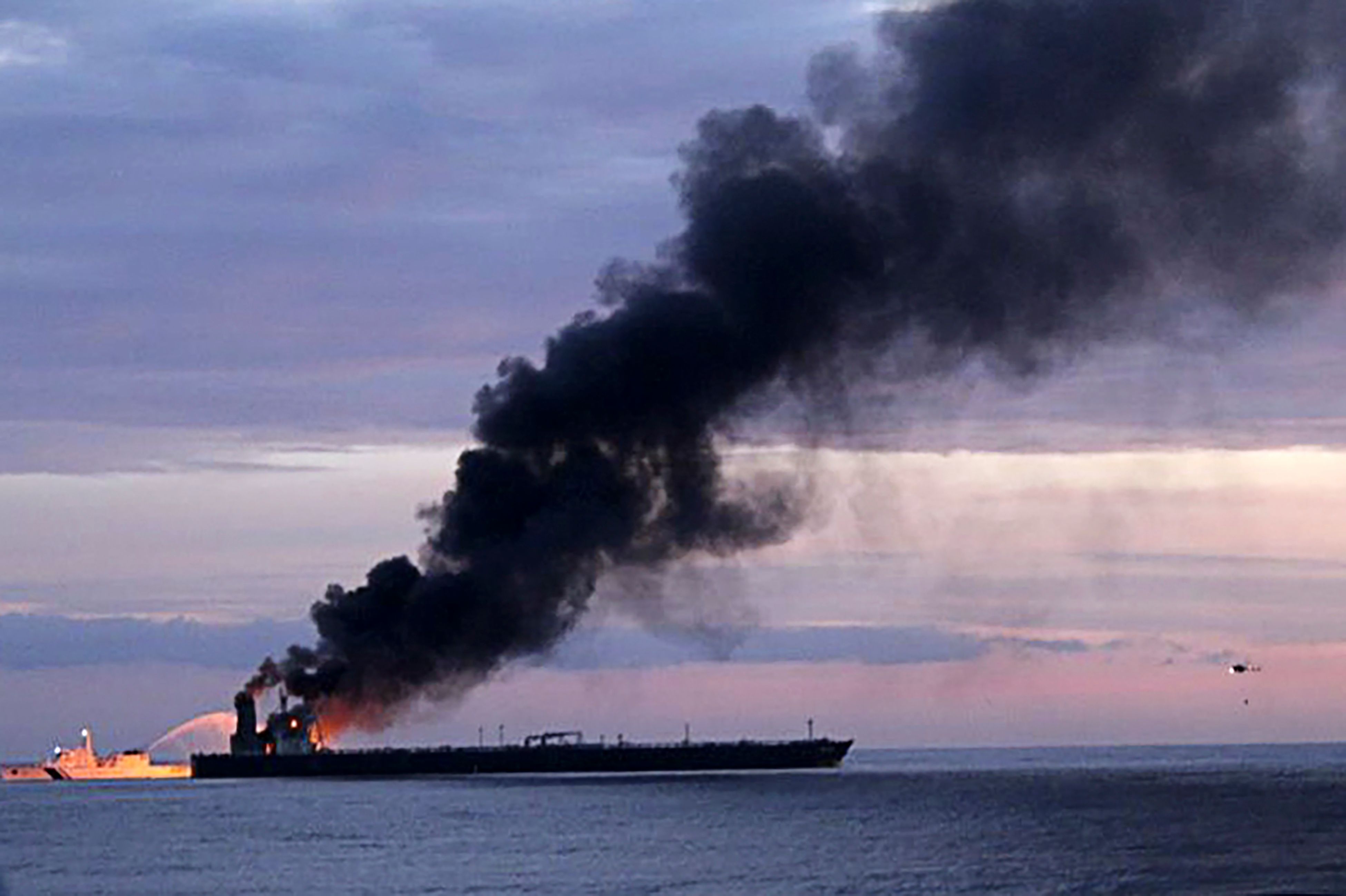 Куда плыли танкеры с мазутом. Танкер Amoco Cadiz. Горящий танкер. Аварии нефтяных танкеров. Пожар на танкере.
