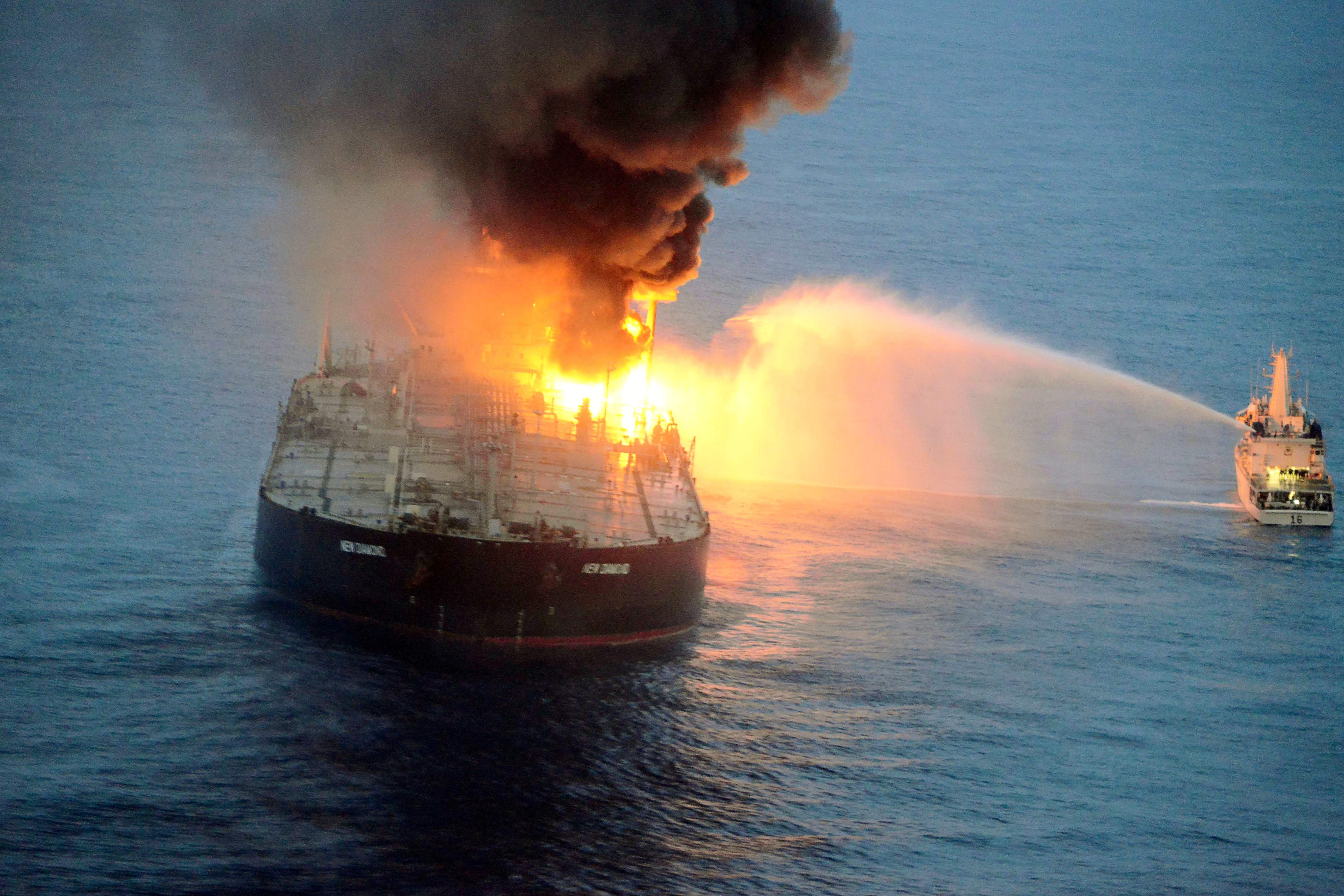 Куда плыли танкеры с мазутом. Нефтеналивной танкер 1000000 тонн. Пожар на корабле. Крушение танкера.
