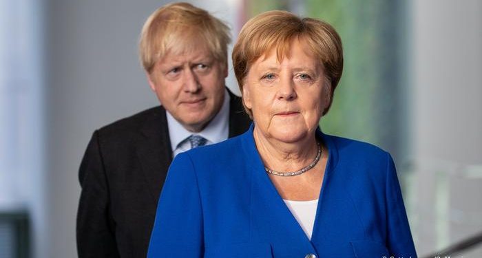 جونسون يعتزم التحدث مع ميركل بشأن خروج بريطانيا من الاتحاد الأوروبي
