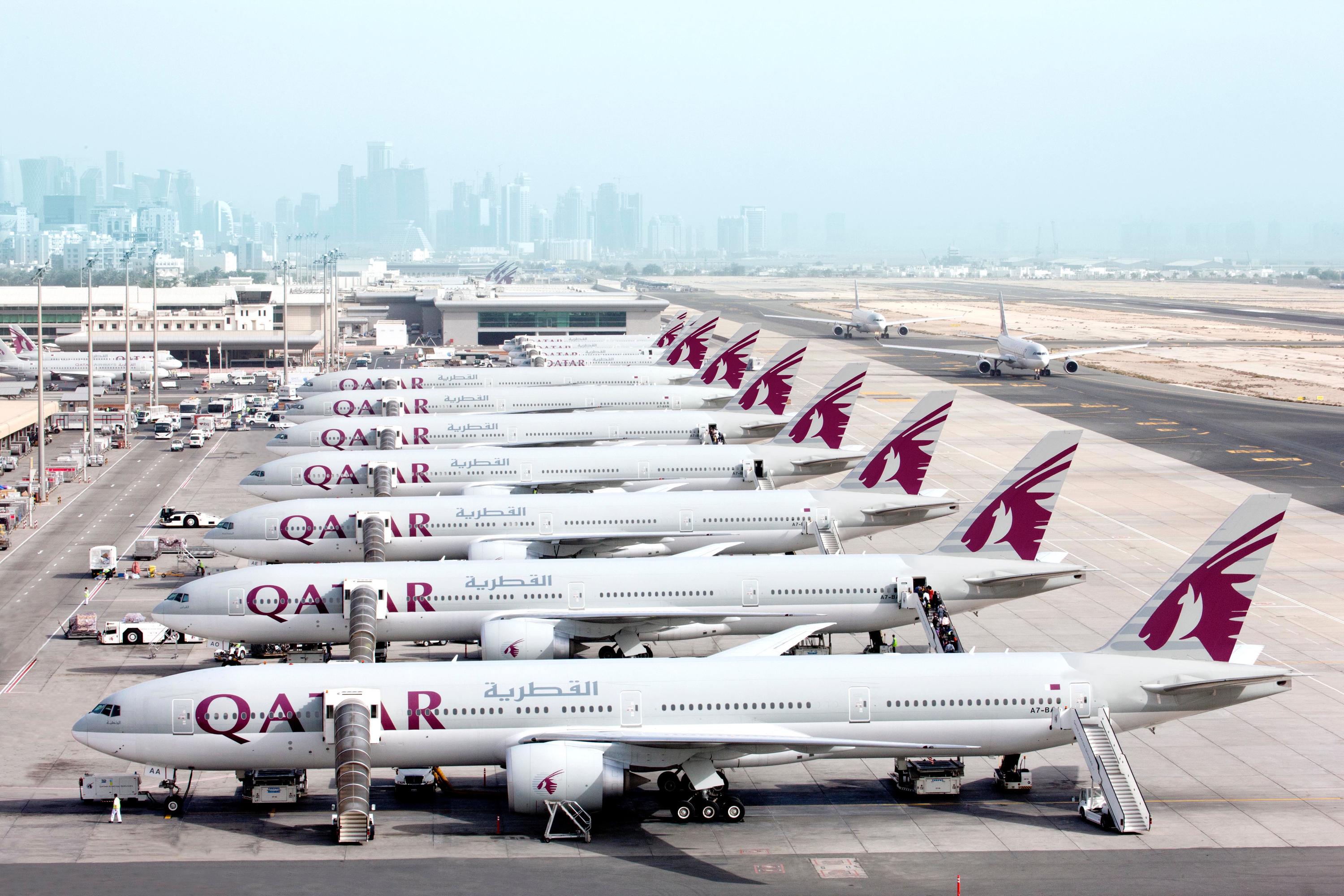Катар купить авиабилет. Самолет Катар. Авиакомпания Qatar Airways самолеты. Доха Катар авиакомпания. Самолет Катар Эйрвейз.