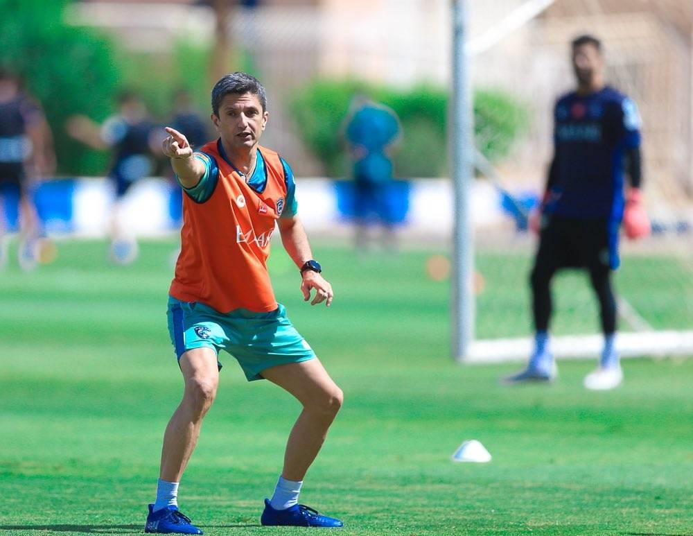 لوشيسكو يوجه لاعبي الهلال. مركز الهلال الاعلامي
