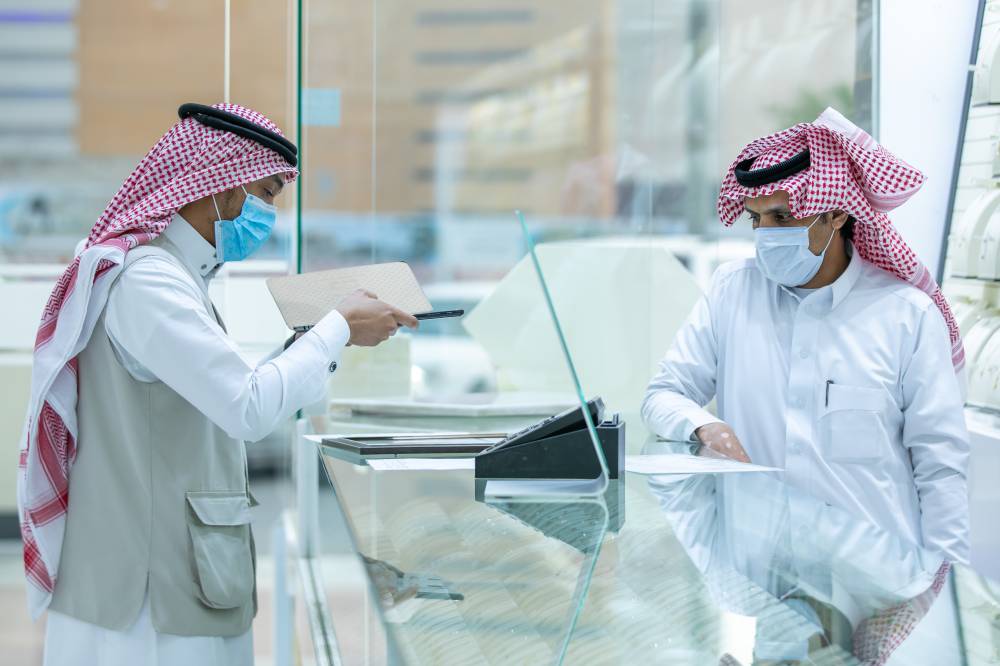 يعاقب المخالف الذي لم يسجل في نظام ضريبة القيمة المضافة بغرامة عشرة آلاف ريال.