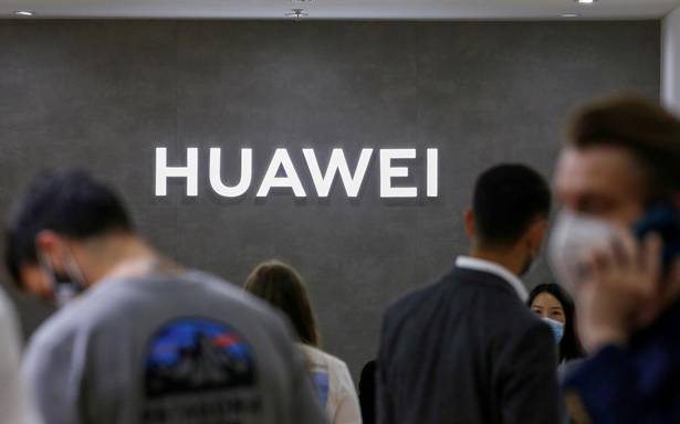 "هواوي" تفقد مرتبتها الأولى في بيع الهواتف الذكية حول العالم