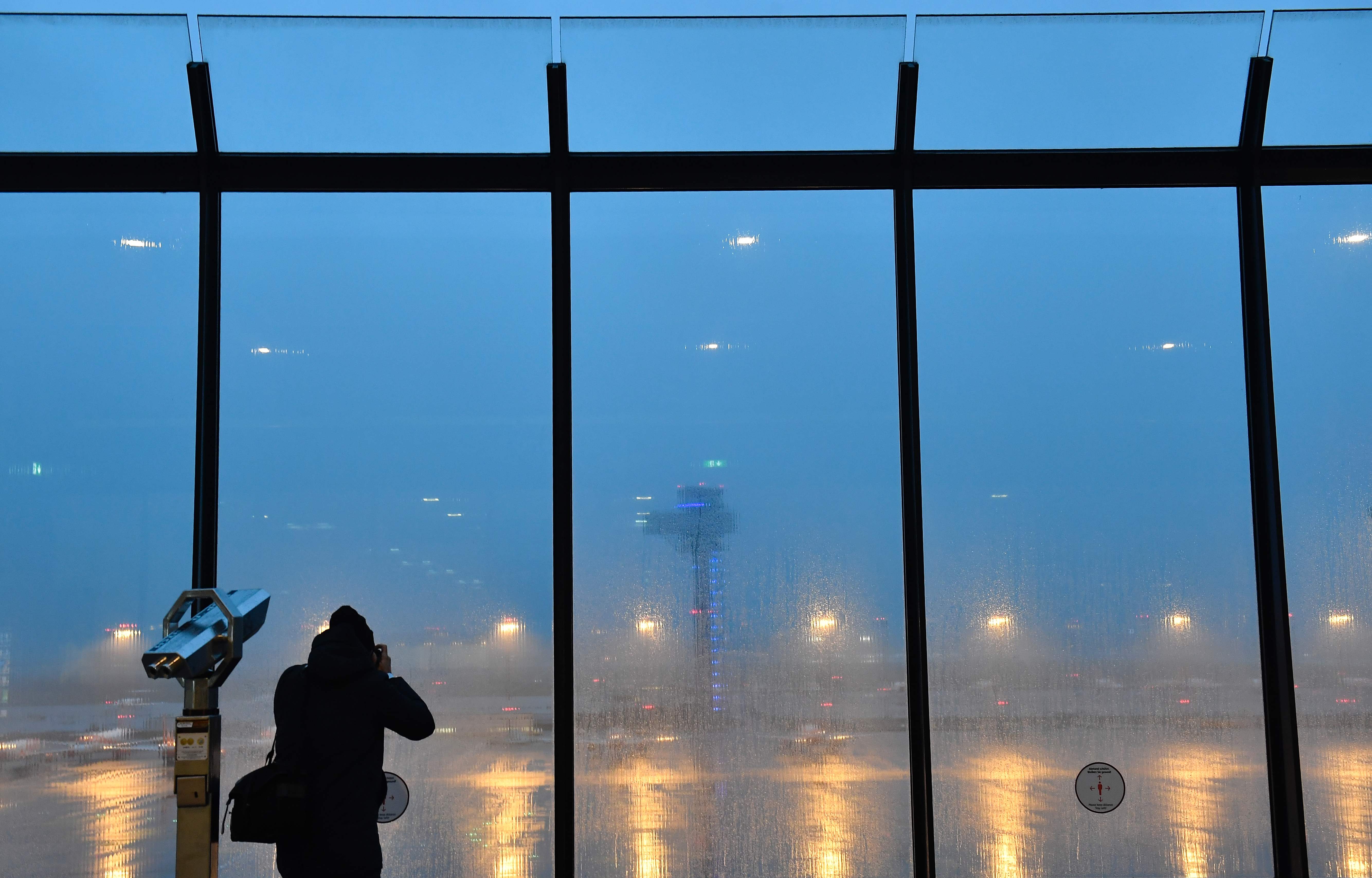 منظمة الصحة: السفر آمن حاليا .. ويصعب رصد أصل الفيروس في مناخ "مسموم سياسيا"