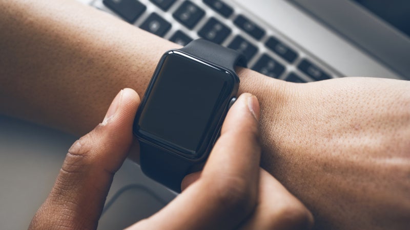 تطبيق إلكتروني للساعات الذكية ينبه ضعاف السمع بشأن الأصوات المحيطة بهم