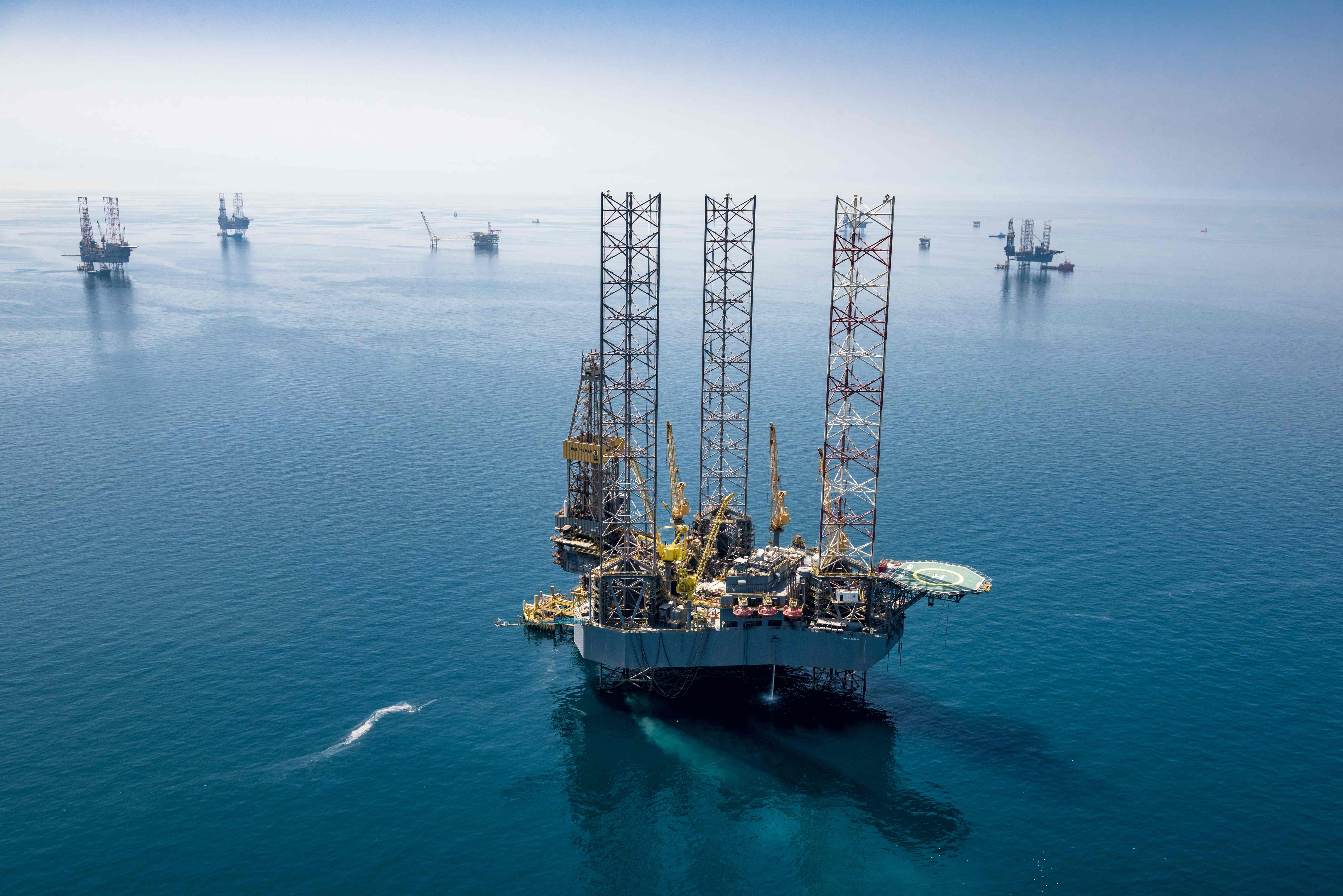 Нефтедобывающие компании. Добыча нефти. Нефтяная промышленность. Нефтегазовая добыча. Нефтяная вышка в море.