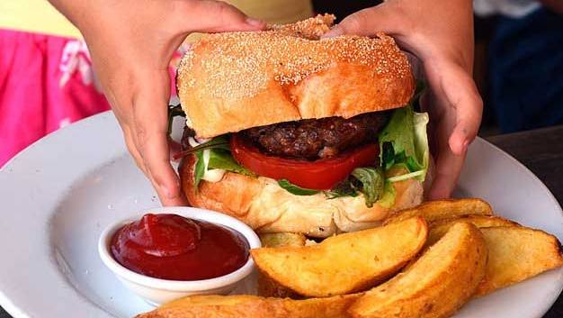 بسبب العادات الغذائية غير الصحية.. نصف سكان العالم سيعانون من زيادة الوزن في 2050