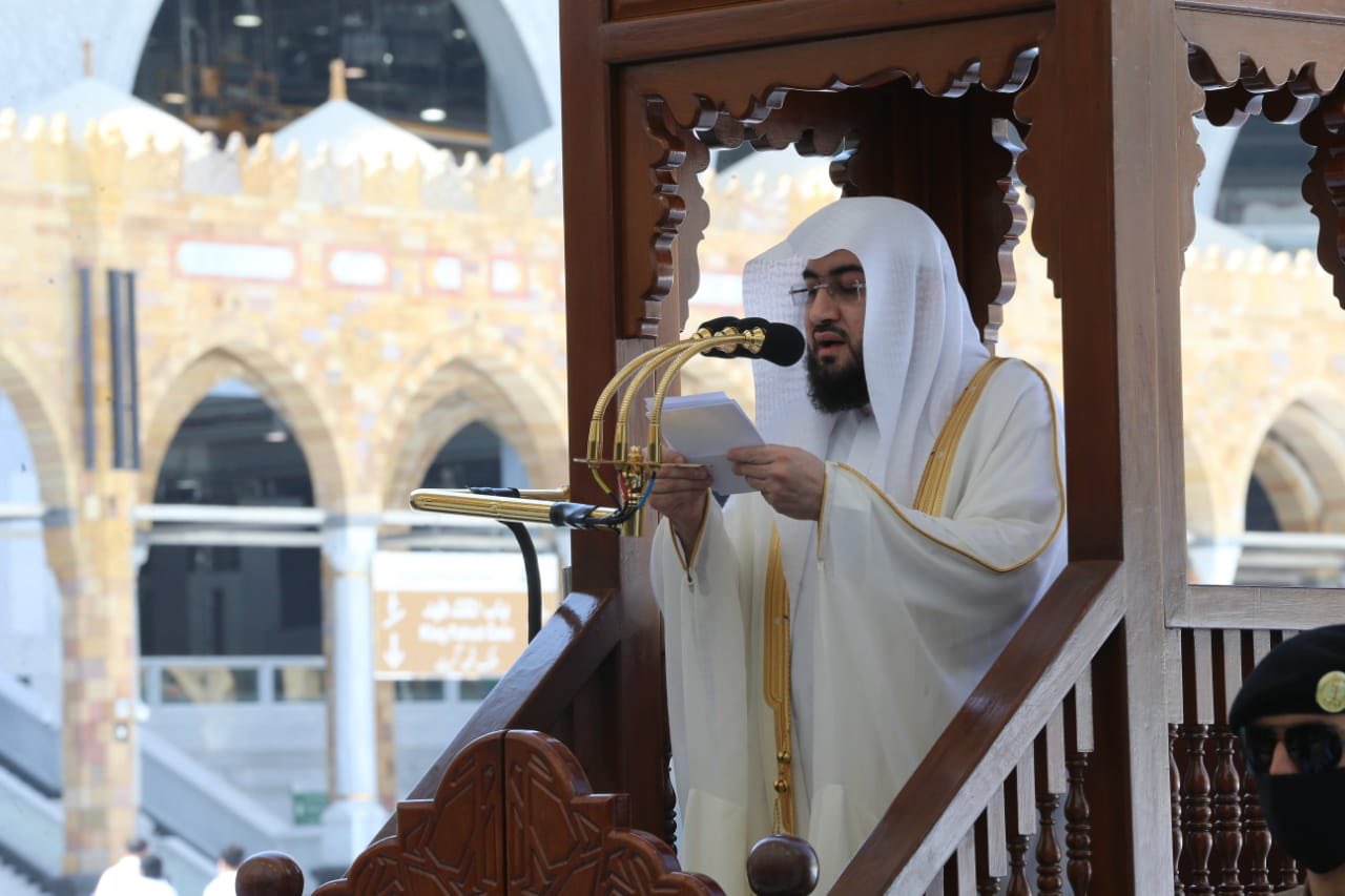 وسط تطبيق الإجراءات الاحترازية .. المصلين في المسجد الحرام يؤدون صلاة الجمعة