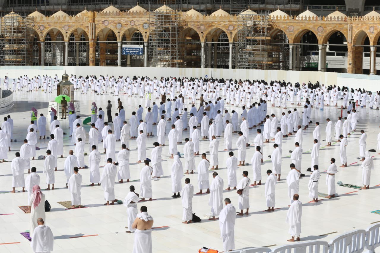 وسط تطبيق الإجراءات الاحترازية .. المصلين في المسجد الحرام يؤدون صلاة الجمعة