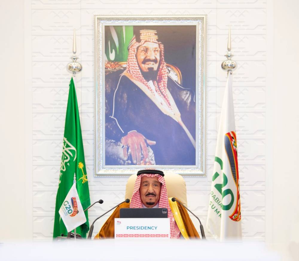 ضم وفد المملكة المشارك في اجتماع القمة، ولي العهد ووزير الخارجية ووزير المالية.