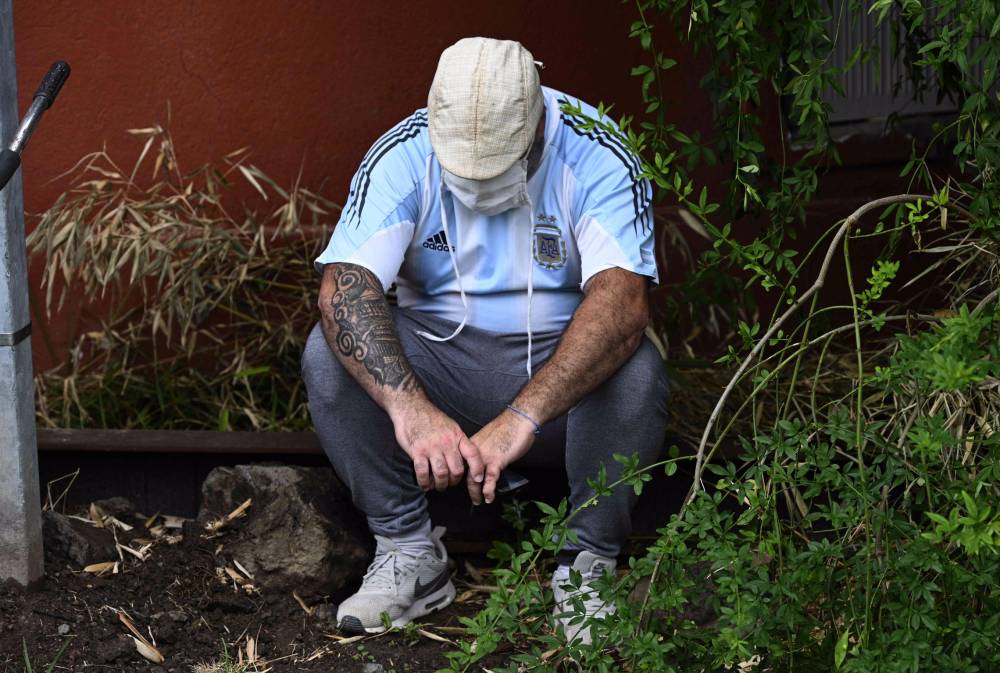 مشجع يبكي خلف منزله بعد رحيل مارادونا. الفرنسية