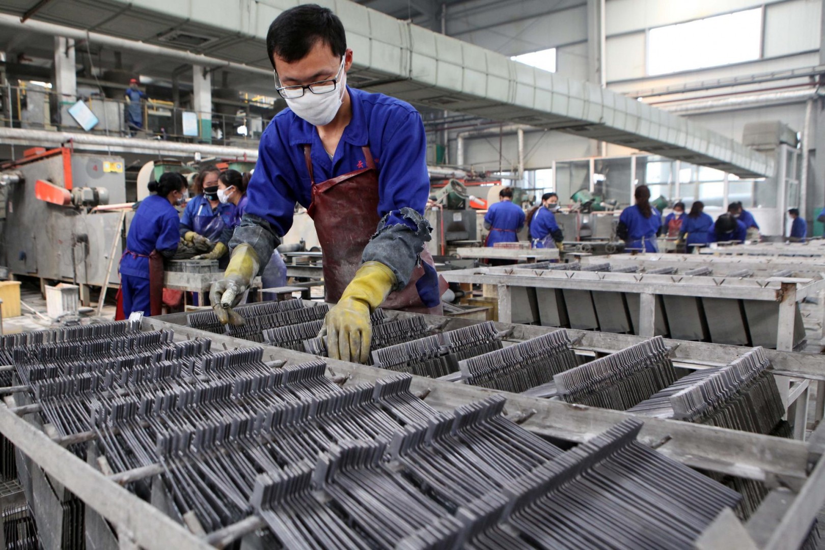 Производство товаров китай. Китайская фабрика. Китайский завод. Завод в Китае. Текстильная промышленность Китая.