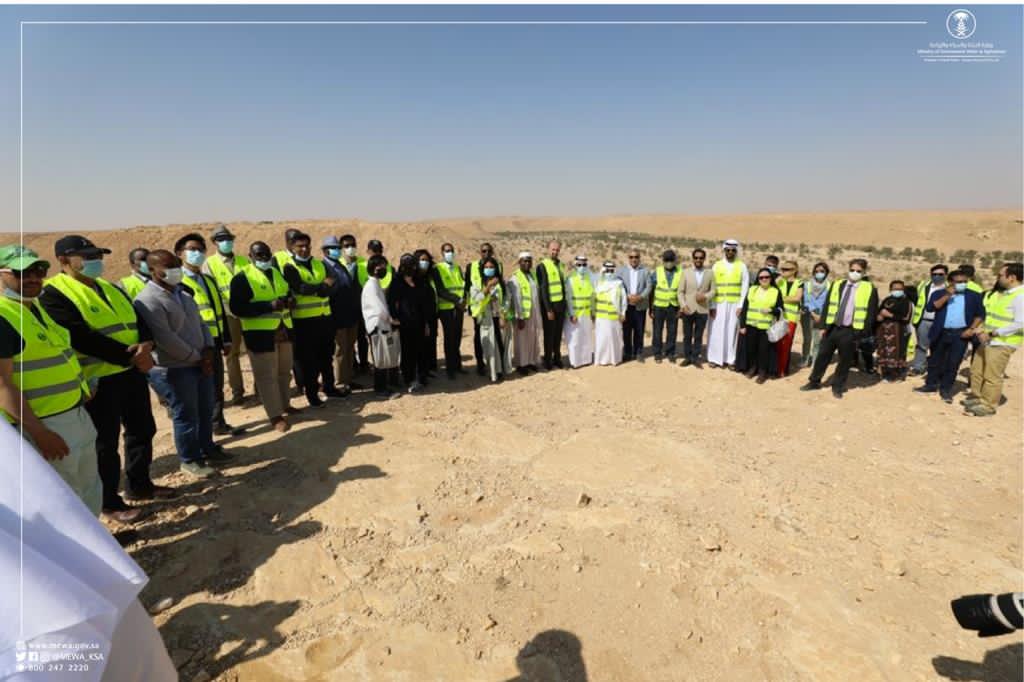 أكثر من 50 سفيرا ودبلوماسيا يشاركون بحملة "لنجعلها خضراء" في منتزه حريملاء 