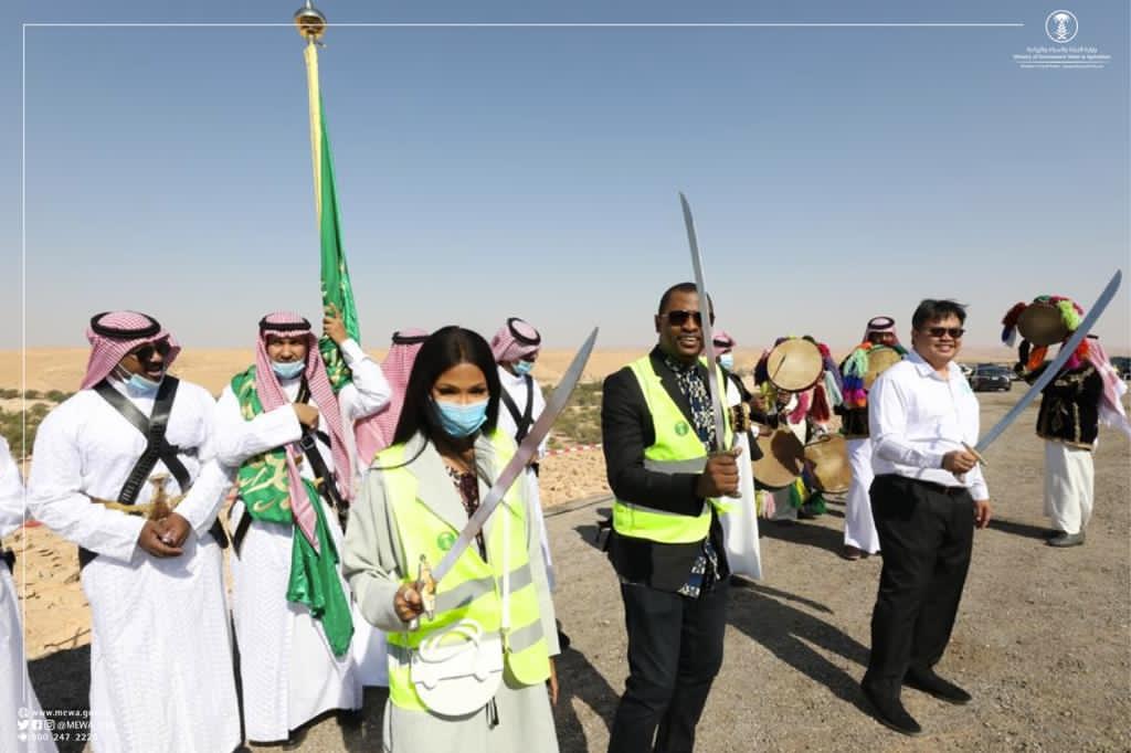 أكثر من 50 سفيرا ودبلوماسيا يشاركون بحملة "لنجعلها خضراء" في منتزه حريملاء 