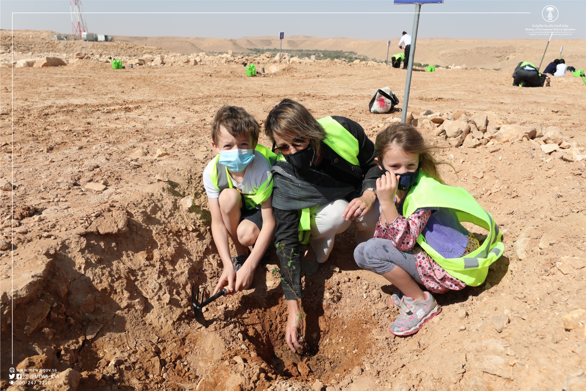 أكثر من 50 سفيرا ودبلوماسيا يشاركون بحملة "لنجعلها خضراء" في منتزه حريملاء 