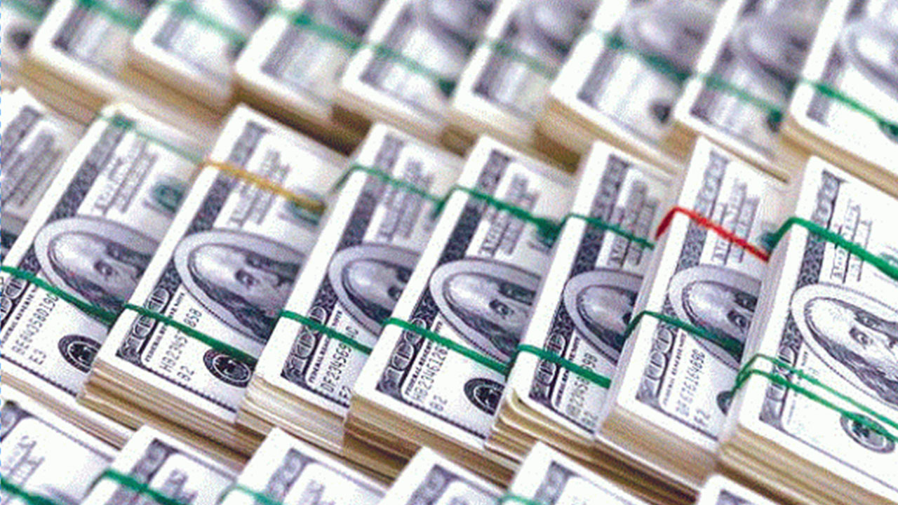 الدولار يتراجع وسط تفاؤل حيال مساعدات مرتبطة بالجائحة