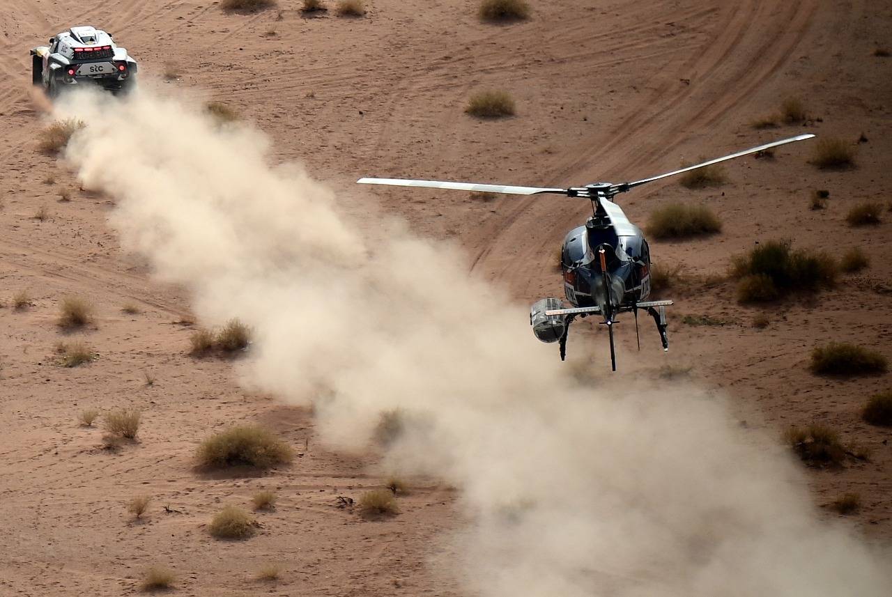 جانب من منافسات رالي داكار أمس.