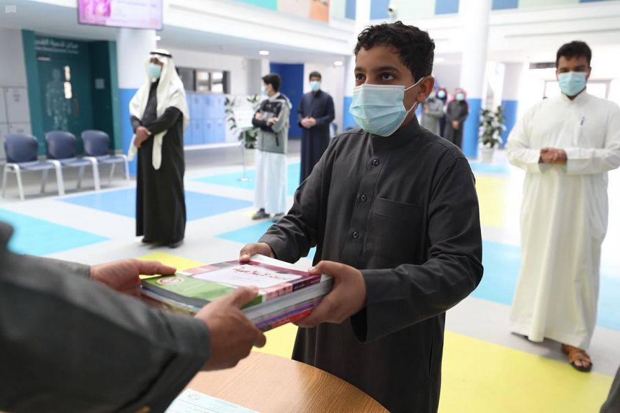 استثمرت المدارس منصات التواصل الاجتماعي للإعلان عن آلية تسليم الكتب."واس"