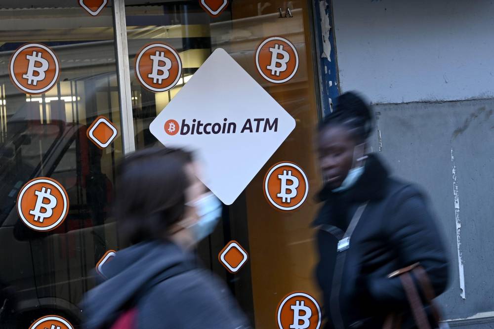 تتداول "بيتكوين" منخفضة 20 في المائة عن مستواها القياسي البالغ 42 ألف دولار.