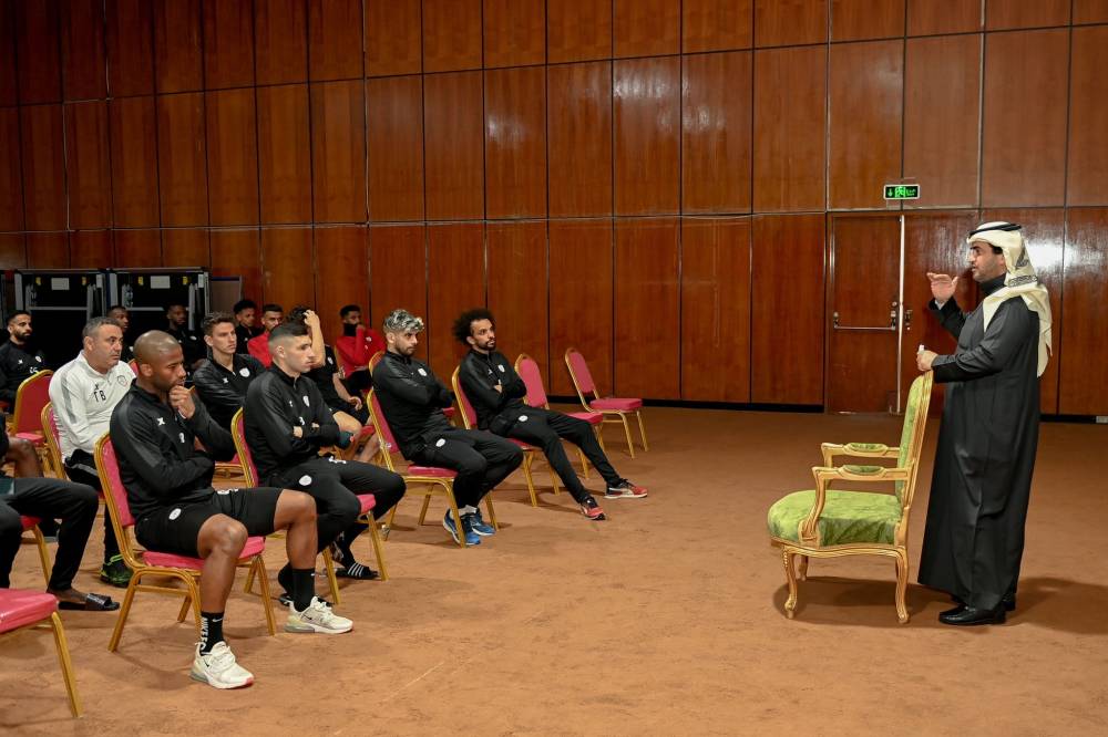 البلطان مجتمعا بلاعبي الشباب أمس. مركز الشباب الاعلامي