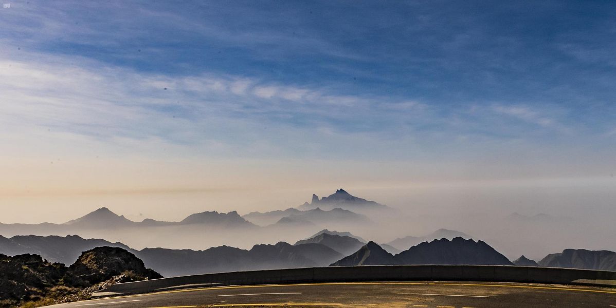 ضباب الباحة لوحة إبداعية على سفوح الجبال