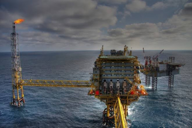النفط يتحول للارتفاع 0.3%.. "برنت" 55.7 دولارا و"الأمريكي" 53 دولارا