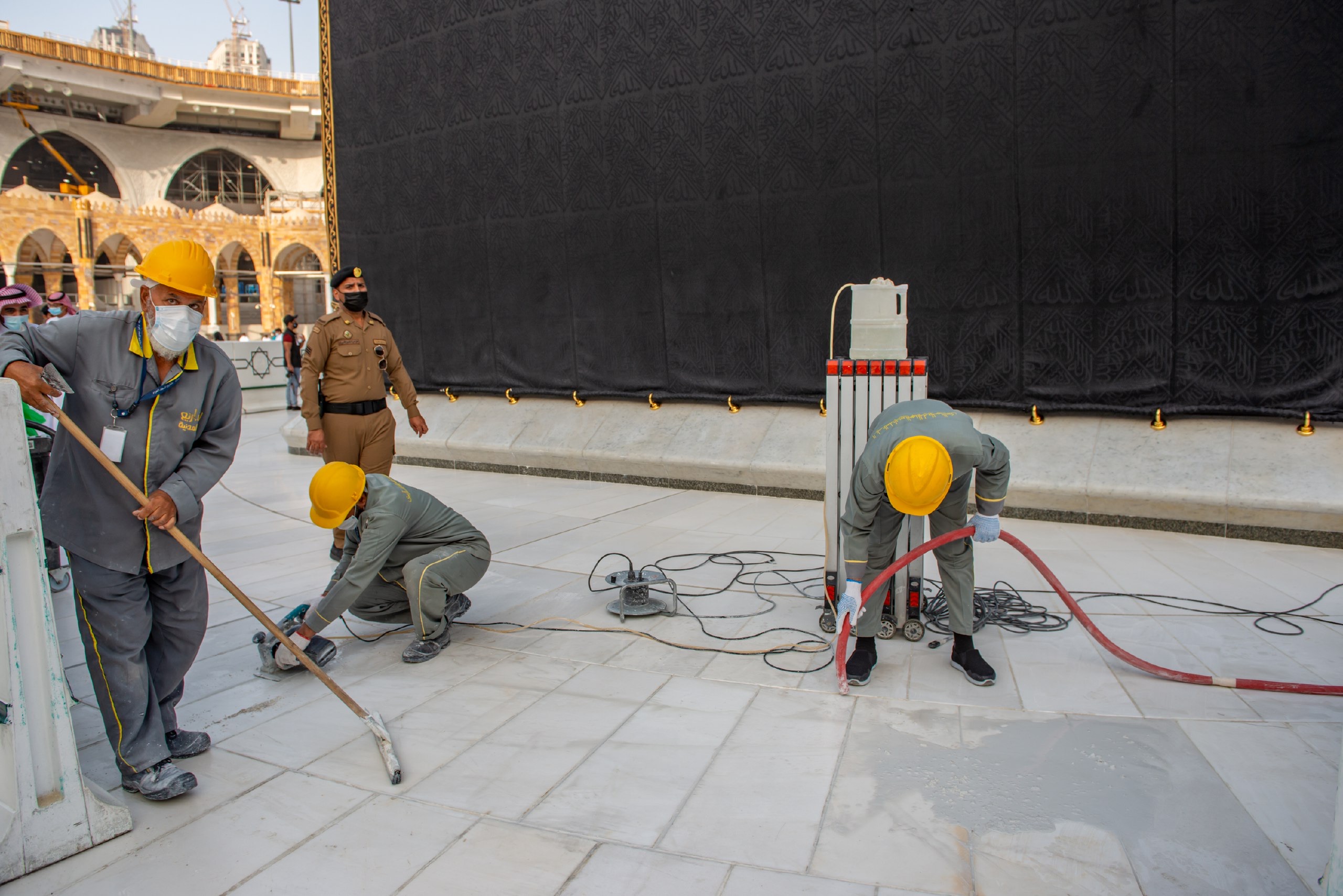 استبدال 150 متر مربع من رخام صحن الطواف في المسجد الحرام 