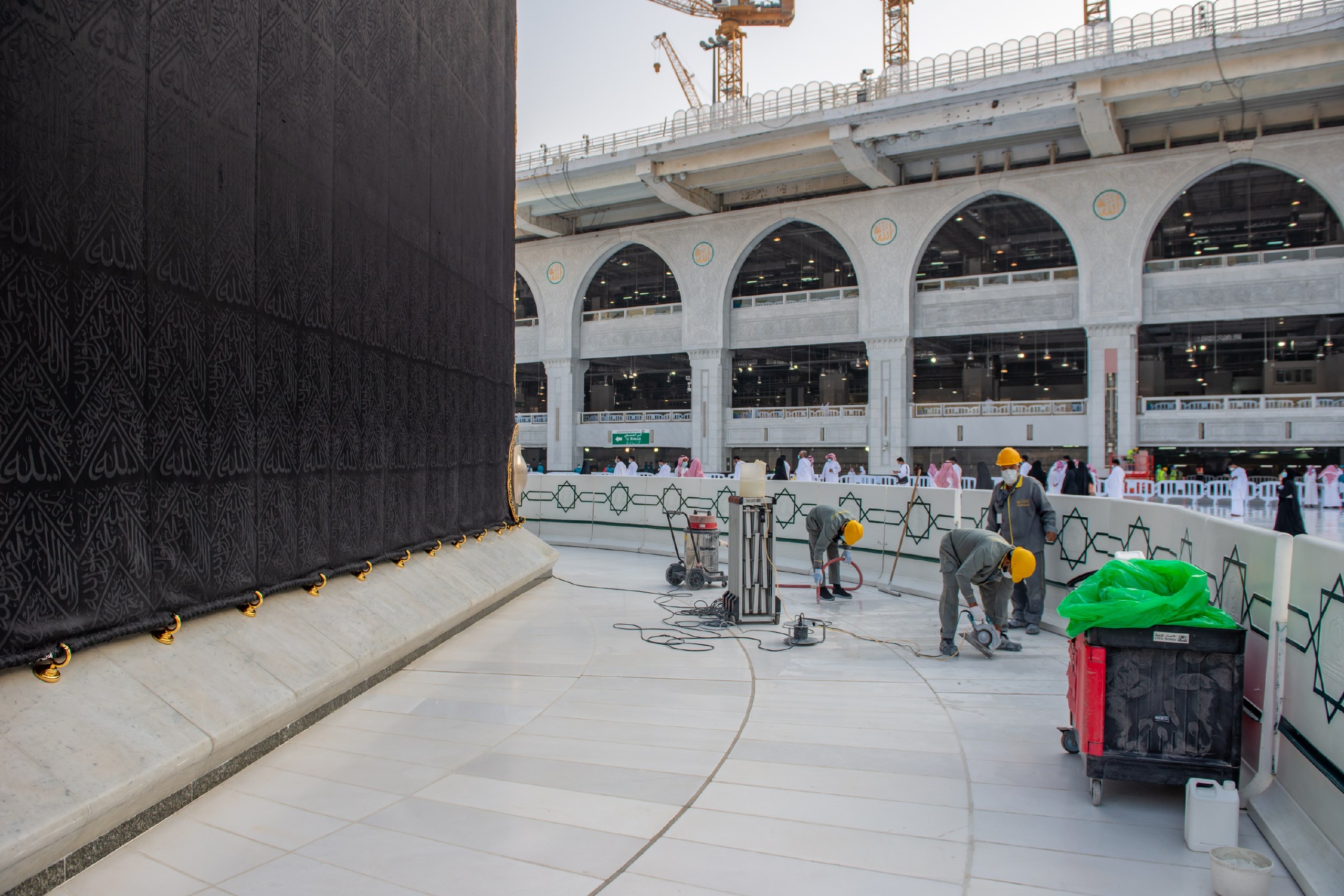 استبدال 150 متر مربع من رخام صحن الطواف في المسجد الحرام 