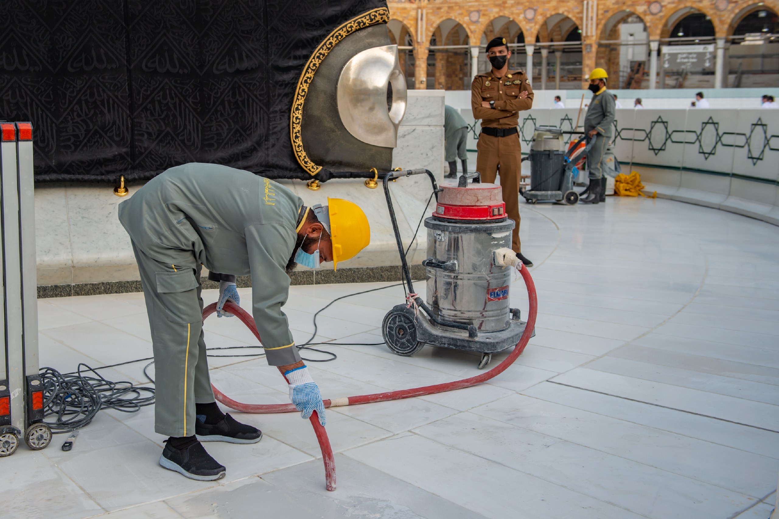 استبدال 150 متر مربع من رخام صحن الطواف في المسجد الحرام 