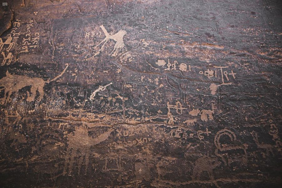 نقوش "حائل" الثمودية تروي لزوار "شتاء السعودية" تفاصيل الأمم السابقة