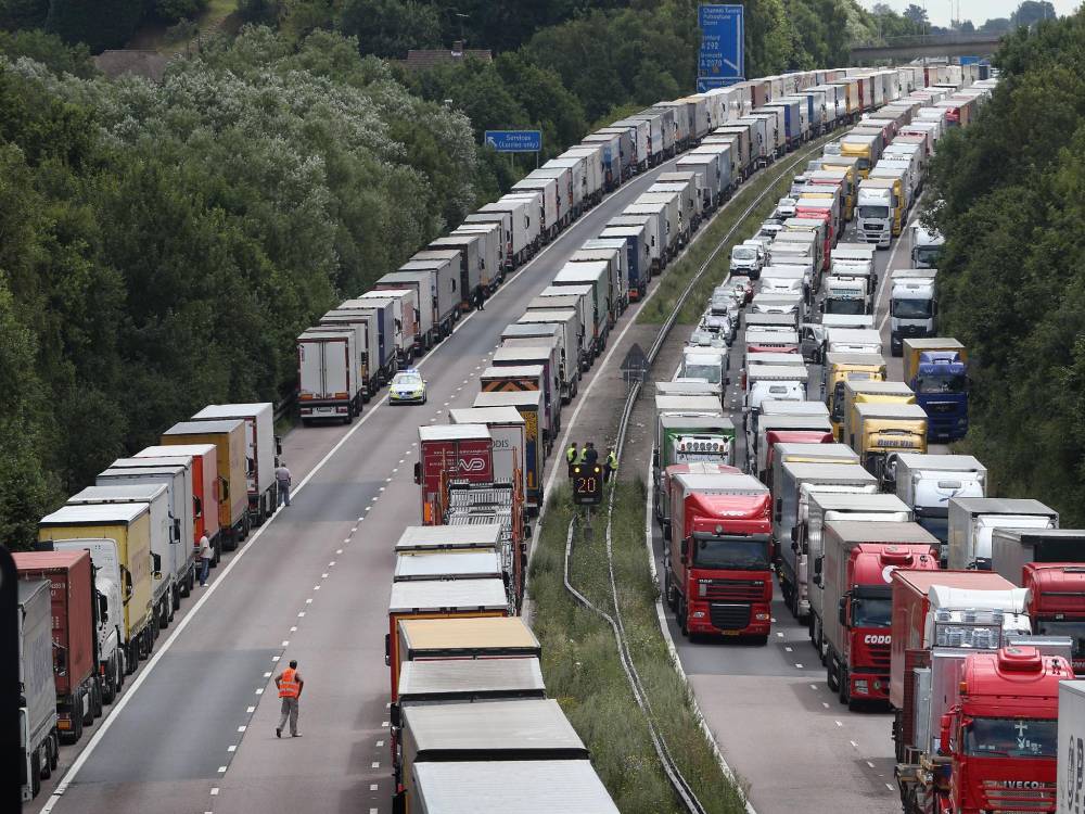10 آلاف شاحنة تمر يوميا بين دوفر في بريطانيا وكالية الفرنسية.