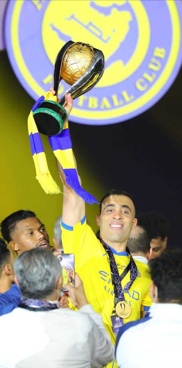 حمد الله محتفلا بالكأس. تصوير: علي الظاهري - "الاقتصادية"