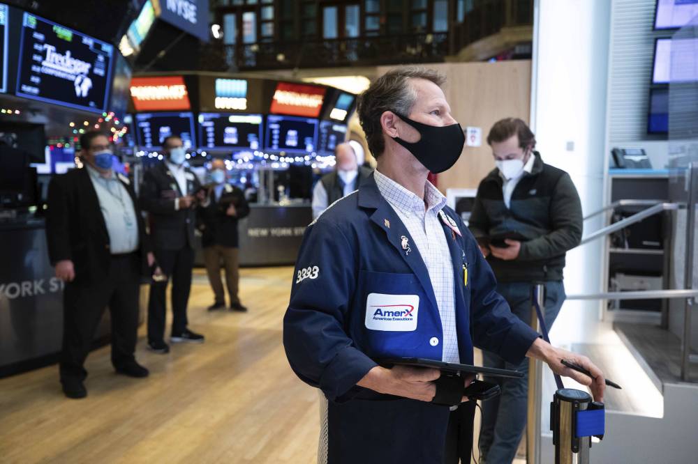 فتحت مؤشرات الأسهم الأمريكية على انخفاض أمس وسط ترقب نتيجة انتخابات جورجيا.    "أ . ب"