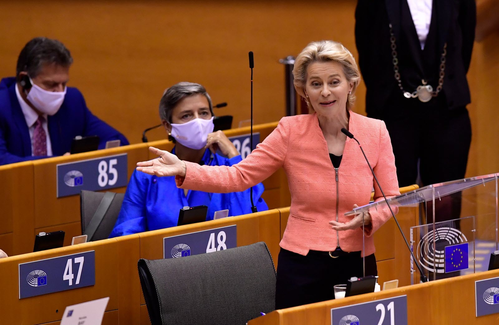 فون دير لايين: إنتاج اللقاحات يجب أن يتسارع لمواكبة العلم 