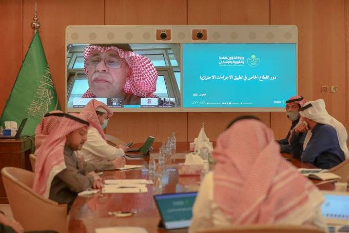 جانب من اللقاء الافتراضي المشترك بين "التجارة" و"الشؤون البلدية" مع القطاع الخاص في مجلس الغرف أمس.