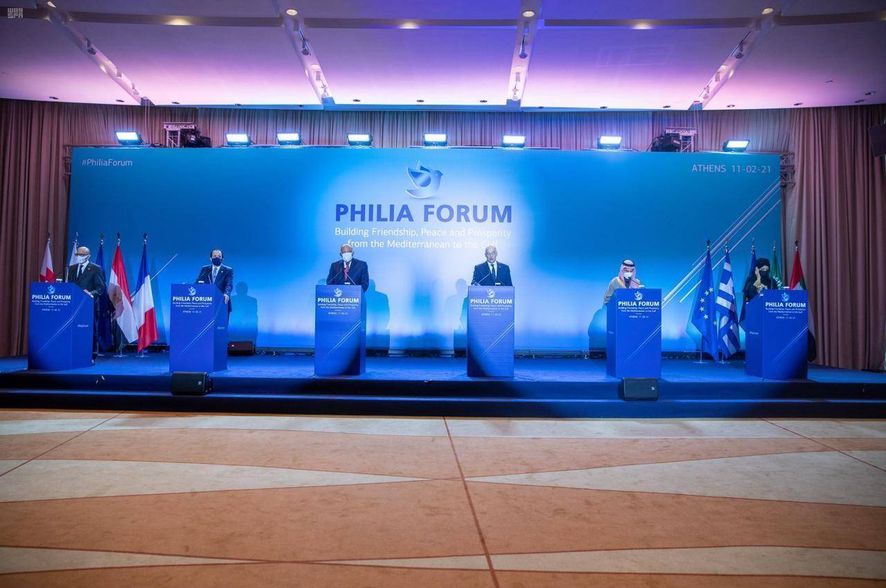 الأمير فيصل بن فرحان خلال المؤتمر الصحافي المشترك في أثينا أمس."واس"