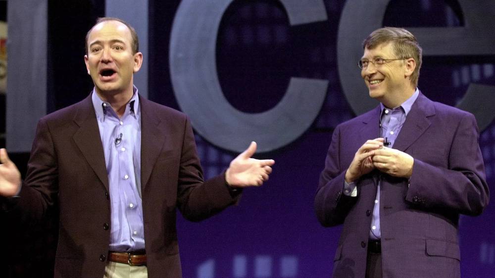 جيف بيزوس يتحدث وبيل جيتس يتابع.