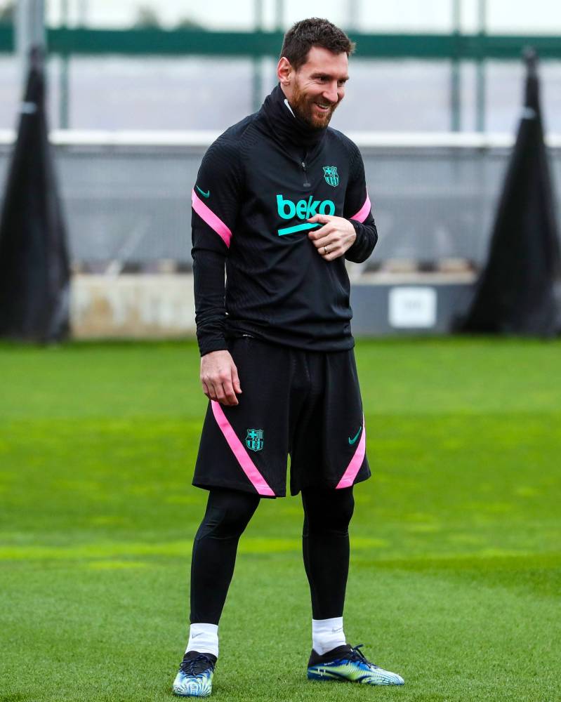 ميسي خلال تدريبات برشلونة أمس.