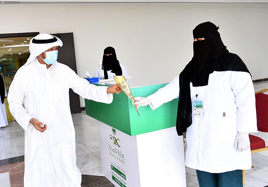 وسط انسيابية تامة .. مركز لقاحات كورونا في جازان يستقبل المواطنين والمقيمين