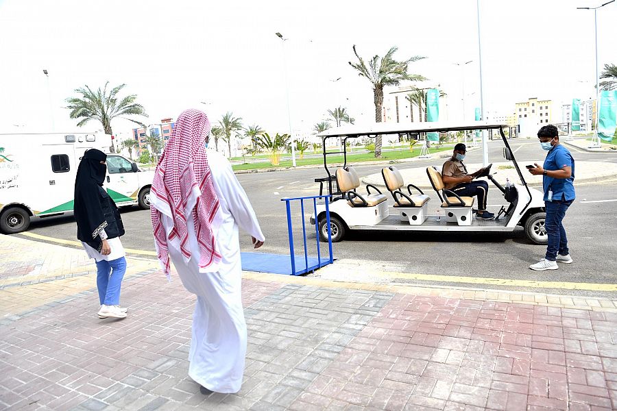 وسط انسيابية تامة .. مركز لقاحات كورونا في جازان يستقبل المواطنين والمقيمين