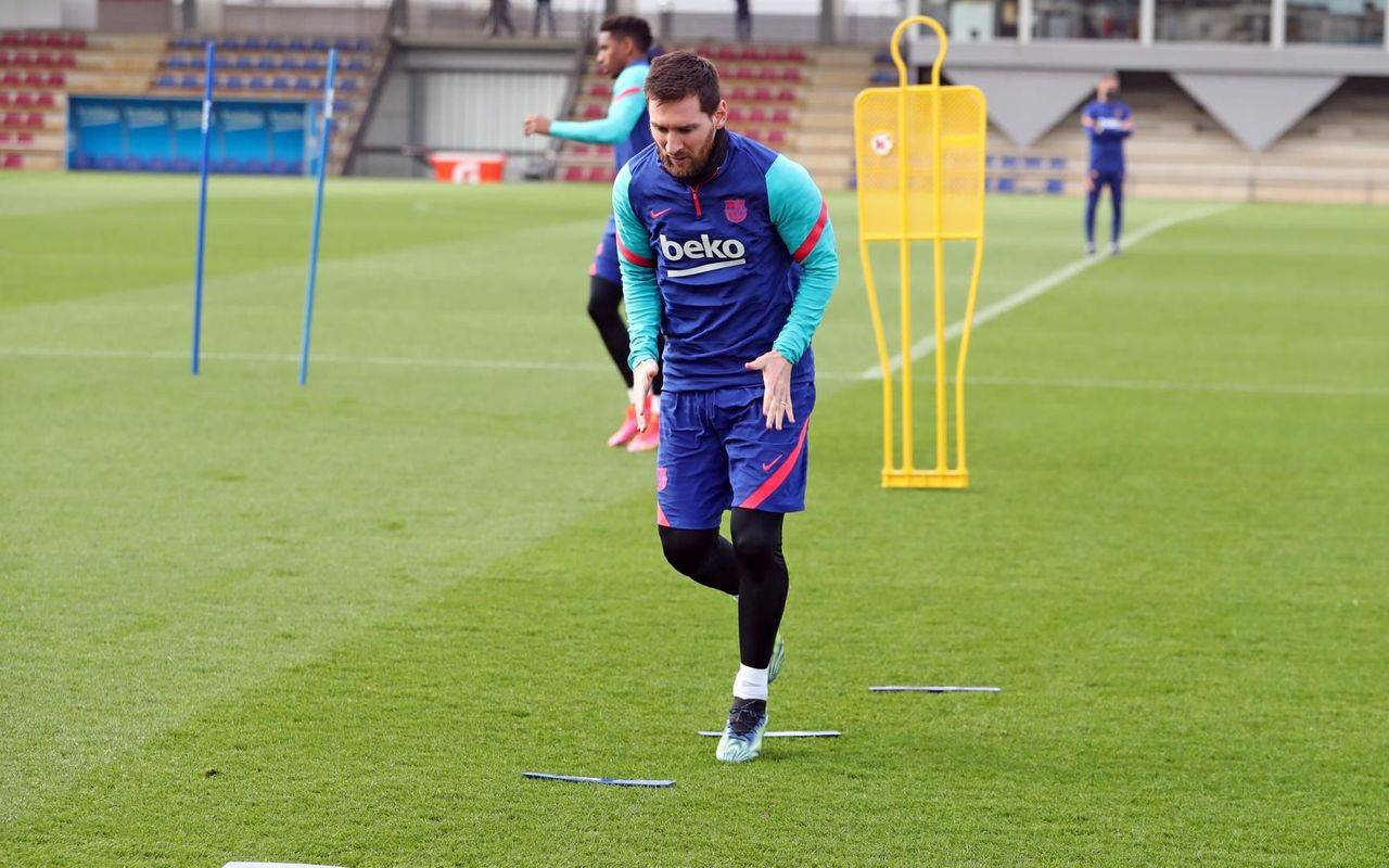 ميسي في مران برشلونة أمس.