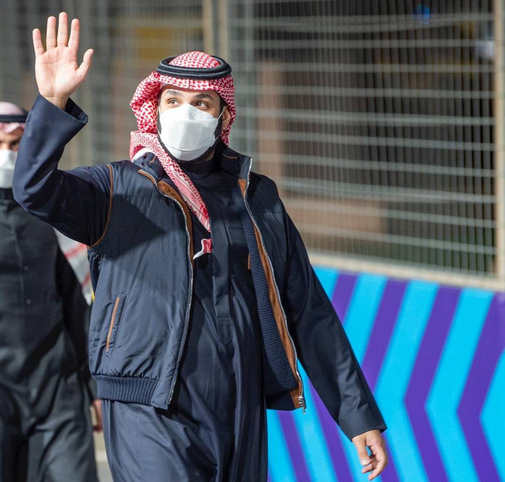 ولي العهد لحظة وصولة ميدان سباق "فورمولا إي الدرعية 2021". تصوير: بندر الجلعود